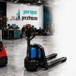 השכרת עגלת משטחים חשמלית או קנייה: איך מחליטים מה משתלם לעסק